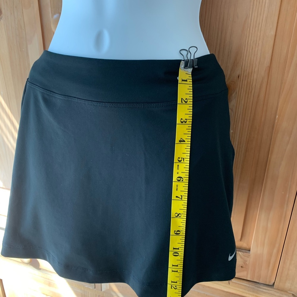 Gently used women’ Nike Golf Dri-Fit skort -XS